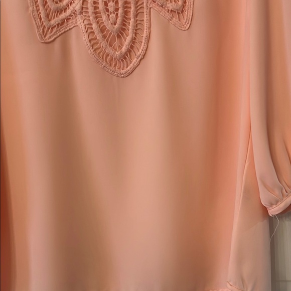 Elegant Peach Blouse with Lace Detail Excellent Condition - Picture 6 of 9